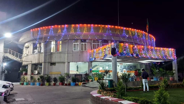 बुलडोजर के आगे छाती अड़ाकर कार्यकर्ता को खड़ा ना होना पड़े
