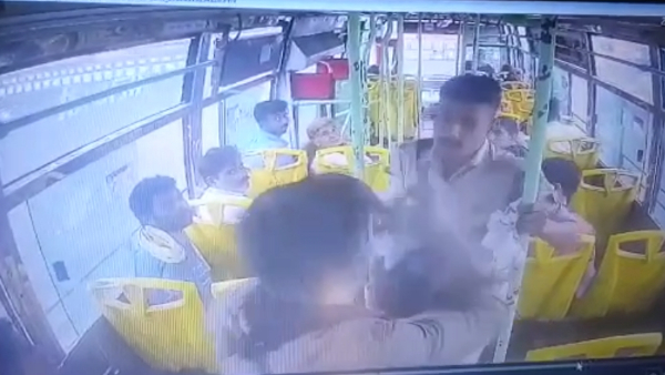 चलती बस में मारपीट करके फरार हुआ आरोपी