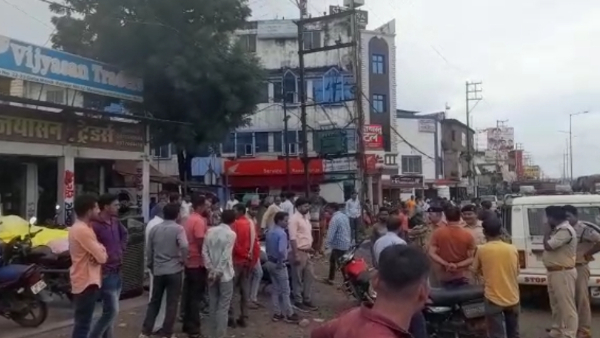 आंखों में मिर्च पाउडर डालकर ₹10 लाख रुपए लूटकर ले गए बदमाश आंखों में मिर्च पाउडर डालकर ₹10 लाख रुपए लूटकर ले गए बदमाश