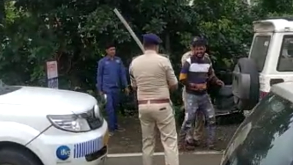 थाना प्रभारी ने सरेआम की आरोपी की पिटाई थाना प्रभारी ने सरेआम की आरोपी की पिटाई