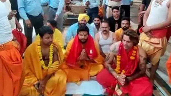 गर्भ गृह में पहुंचकर किया पूजन 