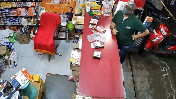 दुकानदारों से ठगी करने वाला आरोपी CCTV कैमरे में हुआ था कैद