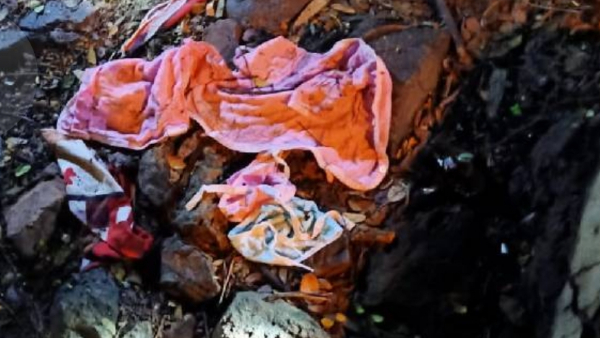 हबीबगंज थाने के पास मिले बच्चों के कपड़े