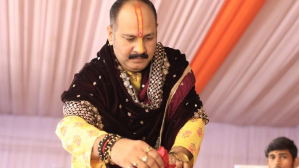 प्रदीप मिश्रा के इस बयान का सोशल मीडिया पर जमकर हुआ विरोध