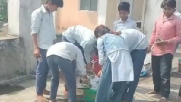 राजगढ़ के खिलचीपुर में छोटे-छोटे स्कूली बच्चे बर्तन धोने को मजबूर