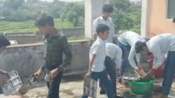 बच्चों को मैन्यू के हिसाब से नहीं मिलता भोजन