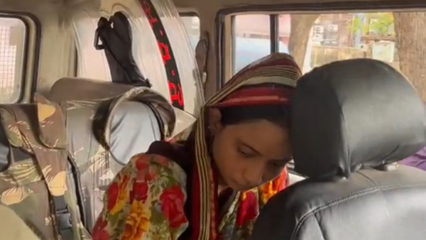 पिता ने कहा- 4 बहनों में सबसे होशियार है ये लड़की 