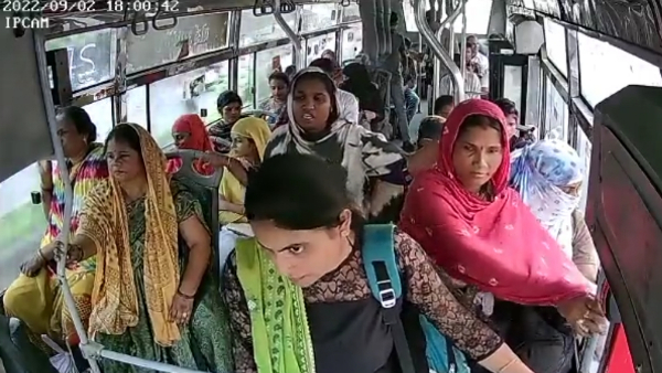 पुलिस कर्मियों का पर्स कर लिया चोरी