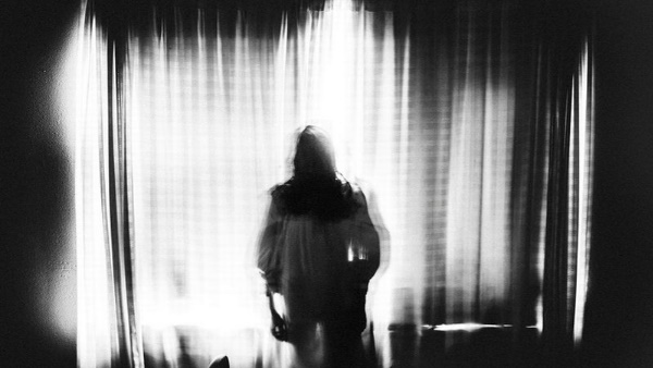 लड़की को कमरे में दिखा काला साया