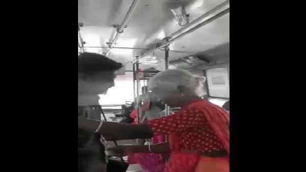 कंडक्टर ने बुजुर्ग को काफी समझाया, लेकिन वह नहीं मानी कंडक्टर ने बुजुर्ग को काफी समझाया, लेकिन वह नहीं मानी
