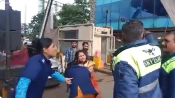 वीडियो बनाते दिखे आदमी वीडियो बनाते दिखे आदमी