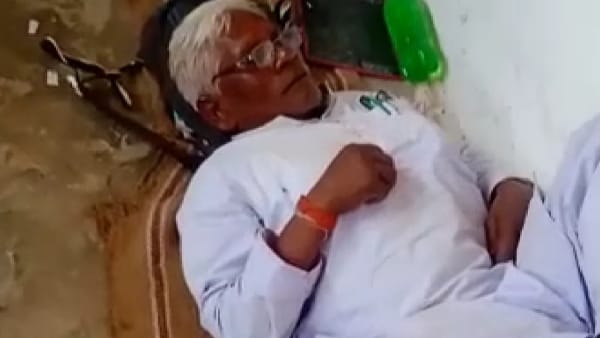 आए दिन शराब के नशे में पहुंचते हैं स्कूल