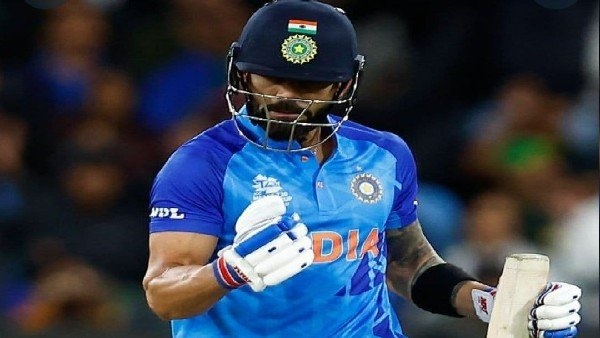 रोहित ने कोहली को कंधे पर उठाया रोहित ने कोहली को कंधे पर उठाया