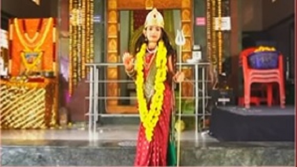 गंदे पानी में खड़ी रही मां दुर्गा बनी हर्षिता गंदे पानी में खड़ी रही मां दुर्गा बनी हर्षिता