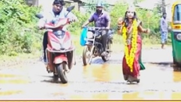 गड्ढों में कीचड़ पानी भरा गड्ढों में कीचड़ पानी भरा