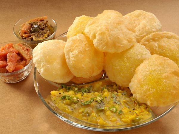 पूड़ी-सब्जी, खीर, फल और मिठाई का भोग लगाना चाहिए 