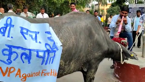 फीस वृद्धि को लेकर विश्वविद्यालय में छात्रों का अनिश्चितकालीन धरना
