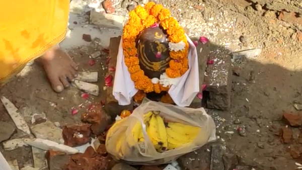 पिलर की खुदाई के दौरान निकला शिवलिंग
