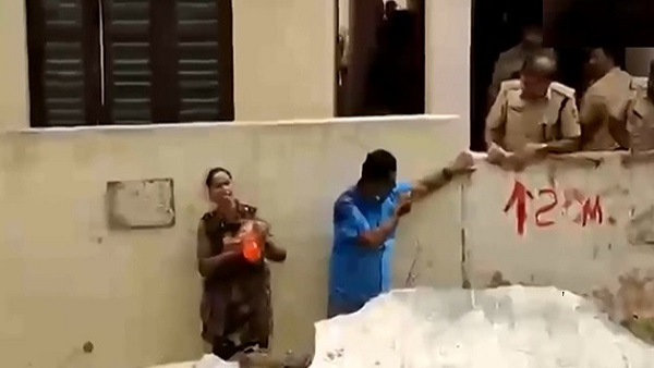 पूरे शरीर पर छिड़क लिया पेट्रोल