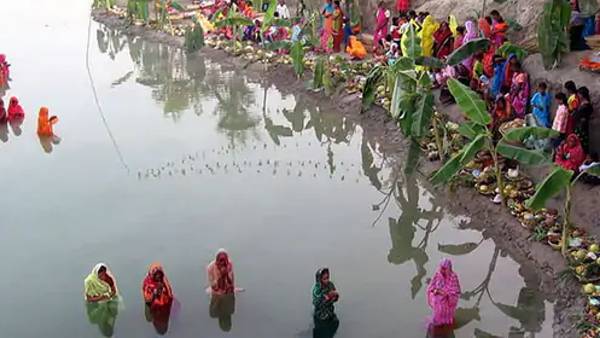 नदी किनारे पर जोरों से चल रही तैयारियां