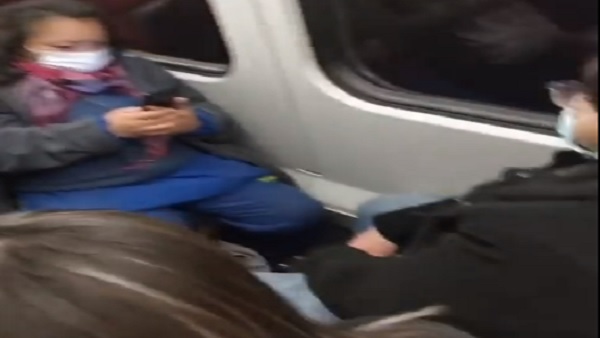 बस में खड़े यात्रियों को सलाम