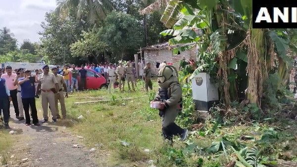 Bomb In Bengal Child dies due to explosion near railway tracks in Bhatpara Bomb In Bengal Child dies due to explosion near railway tracks in Bhatpara