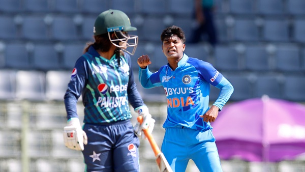 निदा डार ने जड़ा अर्धशतक