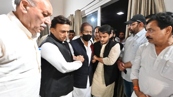 हल्के हाथों से ताबूत को सहलाते रहे आजम