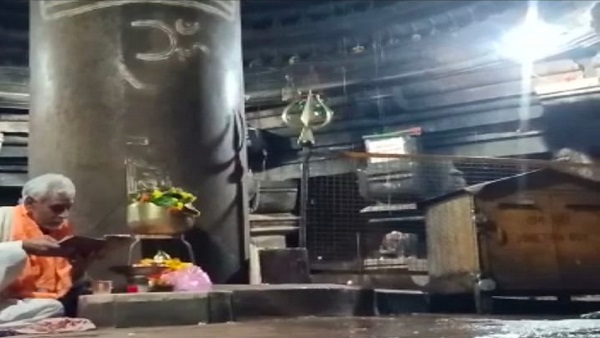 प्रसिद्ध मतंगेश्वर मंदिर बारिश के दौरान धारे बह रहे हैं