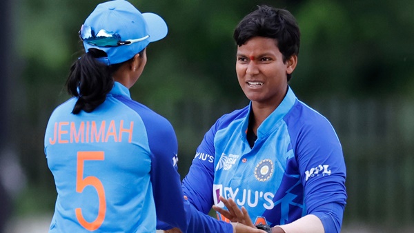 कप्तान हरमनप्रीत कौर 12 रन बनाकर आउट