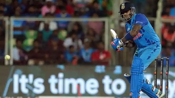 सूर्य़कुमार यादव ने जड़ा अर्धशतक सूर्य़कुमार यादव ने जड़ा अर्धशतक