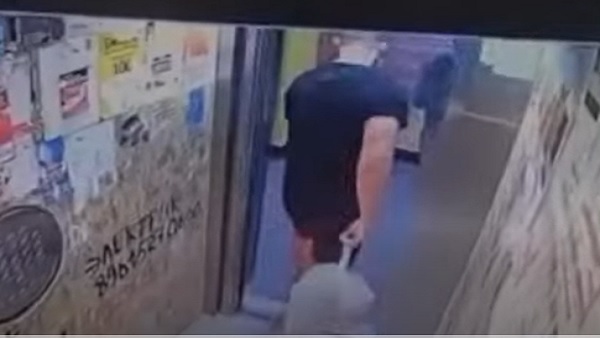 लिफ्ट में फंस गया पैर