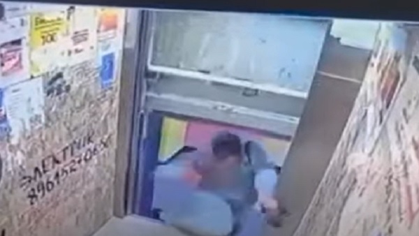 शख्स के निकलने से पहले लिफ्ट नीचे जाने लगी