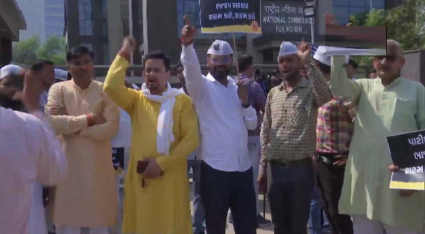 AAP Gujarat chief Gopal Italia detained from NCB office by Delhi Police in national capital AAP Gujarat chief Gopal Italia detained from NCB office by Delhi Police in national capital