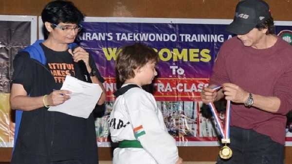 बेटे अबराम को शाहरुख खान ने पहनाया मेडल बेटे अबराम को शाहरुख खान ने पहनाया मेडल