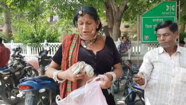 कलेक्‍टर अंशदीप ने किन्‍नर सुशीला की पूरी बात सुनी