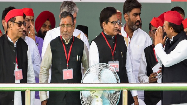 अक्षय फिरोजाबाद के सांसद रह चुके हैं अक्षय फिरोजाबाद के सांसद रह चुके हैं