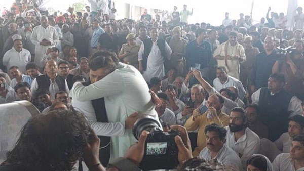 वरुण गांधी ने लगाया गले वरुण गांधी ने लगाया गले