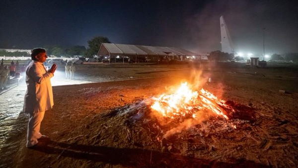 पिता की चिता के पास हाथ जोड़े खड़े रहे अखिलेश पिता की चिता के पास हाथ जोड़े खड़े रहे अखिलेश