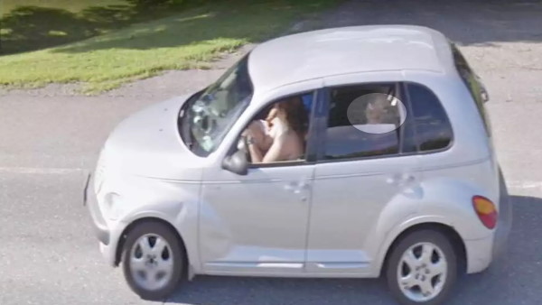 नंगा शख्स कार चला रहा था नंगा शख्स कार चला रहा था