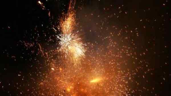 महामारी में कम आतिशबाजी हुई