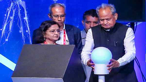 अशोक गहलोत की इंदिरा गांधी ने करवाई थी सक्रिय राजनीति में एंट्री