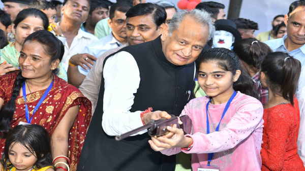 कांग्रेस में अशोक गहलोत का कद बरकरार कांग्रेस में अशोक गहलोत का कद बरकरार