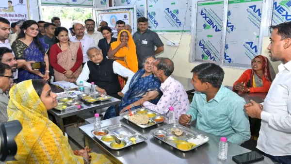 गहलोत ने की जनप्रतिनिधियों से इंदिरा रसोई में भोजन की अपी गहलोत ने की जनप्रतिनिधियों से इंदिरा रसोई में भोजन की अपी
