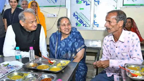 इंदिरा रसोई में मिलता है 8 रुपए में भरपेट भोजन इंदिरा रसोई में मिलता है 8 रुपए में भरपेट भोजन
