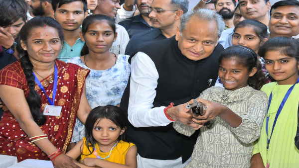 अधिकारियों को दिए बच्चों के जन आधार कार्ड बनाने के निर्देश