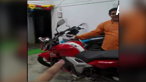 अपाचे 160 4V बाइक लेने पहुंचा