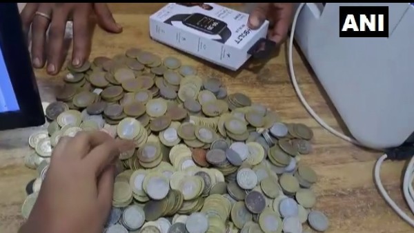 सिक्के देखकर हैरान कर्मचारी