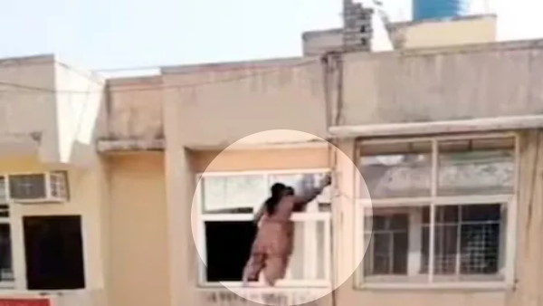 जान की बाजी लगाकर चौथी मंजिल पर सफाई