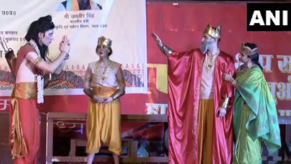 अयोध्या में जुटते हैं कई देशों के कलाकार अयोध्या में जुटते हैं कई देशों के कलाकार